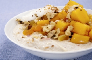 Muesli con frutas frescas y secas